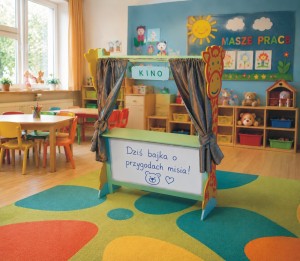 Scenka kukiełkowa tablicą i żyrafą