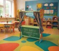 Scenka kukiełkowa z tablicą zielona i żyrafą