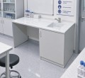 Stolik laboratoryjny ekonomiczny z szafką jednokomorowy maksi w pracowni