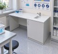 Stolik laboratoryjny ekonomiczny z szafką jednokomorowy mini w pracowni