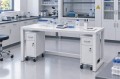Stolik laboratoryjny na stelażu metalowym z szafkami mini popiel w pracowni