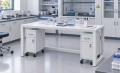 Stolik laboratoryjny na stelażu metalowym 140 ze stolikami mobilnymi mikro w pracowni