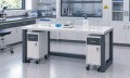 Stolik laboratoryjny na stelażu metalowym 140 ze stolikami mobilnymi mikro w pracowni