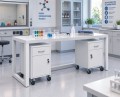 Stolik laboratoryjny 195 na stelażu metalowym z szafkami mobilnymi małymi w pracowni