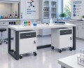 Stolik laboratoryjny 195 na stelażu metalowym z szafkami mobilnymi małymi modern w pracowni