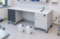 Stolik laboratoryjny podwójny mobilny szufladowy jednokomorowy mini 195 w pracowni