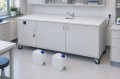 Stolik laboratoryjny pełny mobilny jednokomorowy mini 195 w pracowni