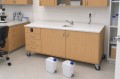 Stolik laboratoryjny pełny mobilny dwukomorowy mini 195 w pracowni