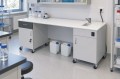 Stolik laboratoryjny podwójny mobilny jednokomorowy mini 195 w pracowni
