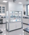 Dygestorium na postumencie metalowym Pro-V glass w pracowni